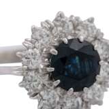 Ring mit Saphir entouriert von Brillanten zus. ca. 1,1 ct, - photo 5