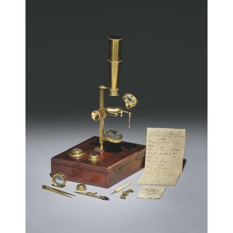 A lacquered brass microscope - Foto 1