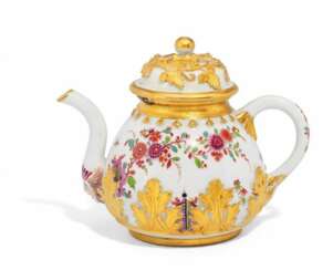 TEA POT WITH INDIAN FLOWER, AND PLACED LEAVES OF ACANTHUS. Meissen. To 1730/35.