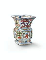 VASE EN PORCELAINE WUCAI, ZUN