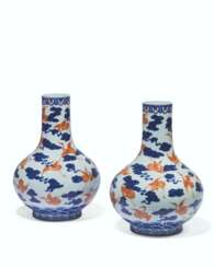 PAIRE DE VASES EN PORCELAINE BLEU BLANC ET ROUGE DE FER