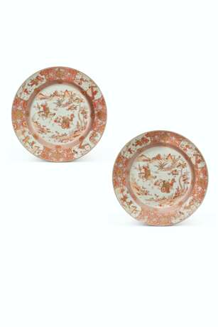 PAIRE DE PLATS EN PORCELAINE EMAILLEE A DECOR ROUGE DE FER ET OR - photo 1