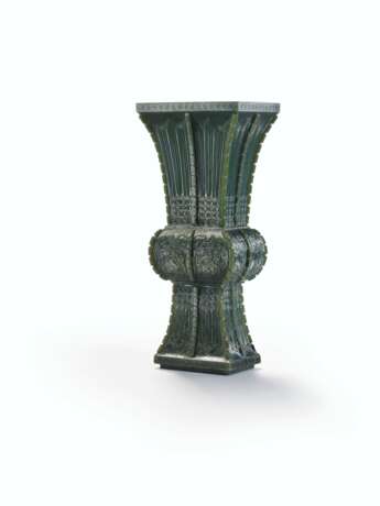 VASE EN JADE VERT EPINARD, GU - photo 1