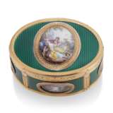 A LOUIS XV ENAMELLED VARI-COLOUR GOLD SNUFF-BOX - фото 1