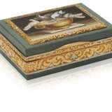 A RUSSIAN VARI-COLOUR GOLD HARDSTONE SNUFF-BOX SET WITH A MICROMOSAIC PLAQUE - фото 1