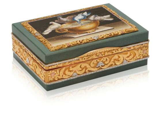 A RUSSIAN VARI-COLOUR GOLD HARDSTONE SNUFF-BOX SET WITH A MICROMOSAIC PLAQUE - Foto 1