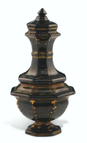 A B&#214;TTGER BLACK-GLAZED RED STONEWARE VASE AND COVER - фото 1