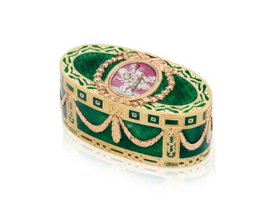 A LOUIS XV ENAMELLED GOLD SNUFF-BOX - фото 1