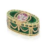 A LOUIS XV ENAMELLED GOLD SNUFF-BOX - фото 1