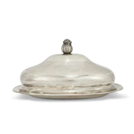 A GERMAN ROYAL SILVER MEAT DISH AND COVER - Foto 1