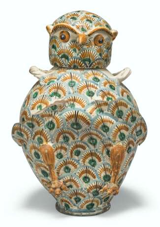 A CALTAGIRONE MAIOLICA LARGE TWO-HANDLED OWL-JAR AND COVER - Foto 1
