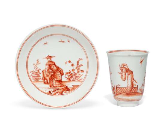 A MEISSEN PORCELAIN CHINOISERIE BEAKER AND SAUCER - Foto 1