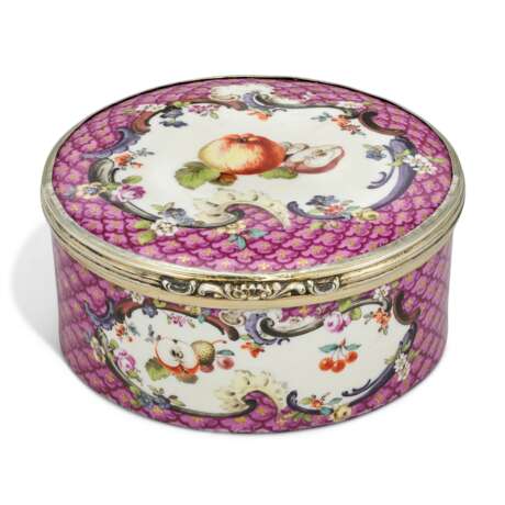 A SILVER-GILT-MOUNTED MEISSEN PORCELAIN CIRCULAR SNUFF-BOX AND COVER - photo 1