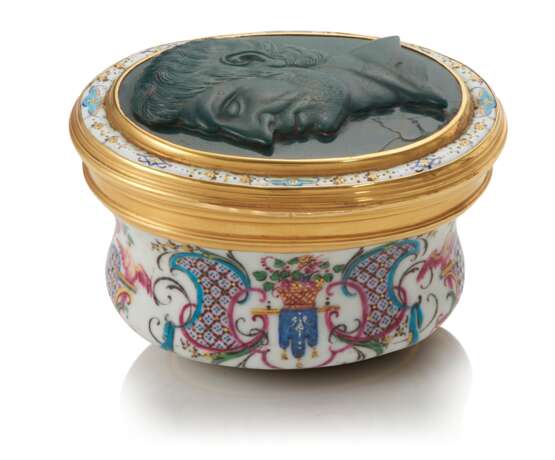 A GERMAN GOLD-MOUNTED ENAMEL AND HARDSTONE SNUFF-BOX - фото 1