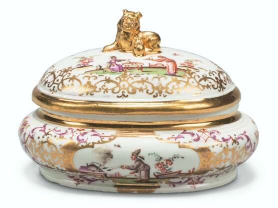 A MEISSEN (K.P.M.) PORCELAIN OVAL CHINOISERIE SUGAR-BOX AND COVER - фото 1