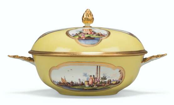 A MEISSEN PORCELAIN LARGE YELLOW-GROUND TWO-HANDLED ECUELLE AND COVER - Foto 1