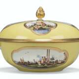 A MEISSEN PORCELAIN LARGE YELLOW-GROUND TWO-HANDLED ECUELLE AND COVER - фото 1