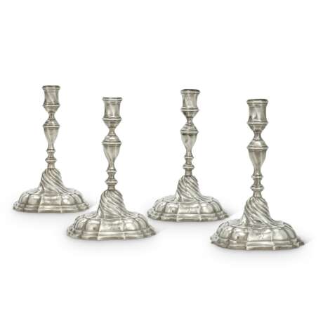 A SET OF FOUR GERMAN SILVER CANDLESTICKS - фото 1