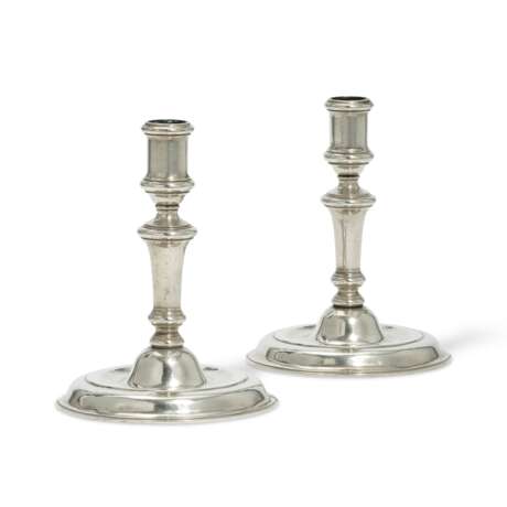 A PAIR OF GERMAN ROYAL SILVER CANDLESTICKS - Foto 1