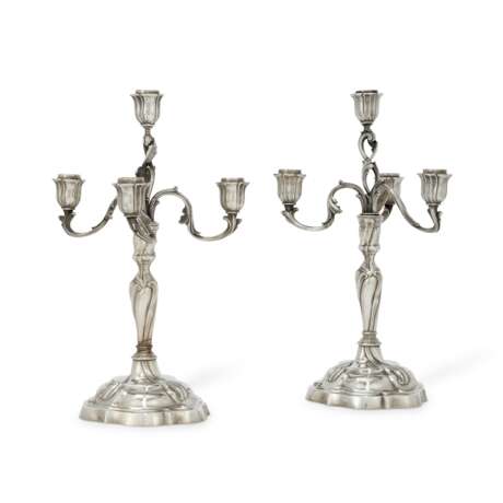 A PAIR OF GERMAN SILVER FOUR-LIGHT CANDELABRA - Foto 1