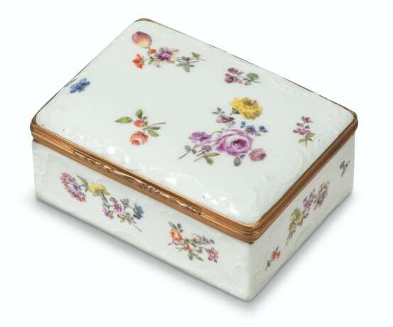 A GOLD-MOUNTED MEISSEN PORCELAIN RECTANGULAR SNUFF-BOX AND COVER - photo 1