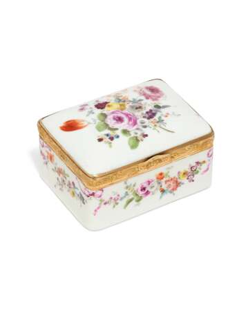 A GOLD-MOUNTED MEISSEN PORCELAIN RECTANGULAR SNUFF-BOX AND COVER - photo 1