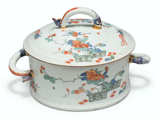 A MEISSEN PORCELAIN KAKIEMON TWO-HANDLED CIRCULAR TUREEN AND COVER - фото 1