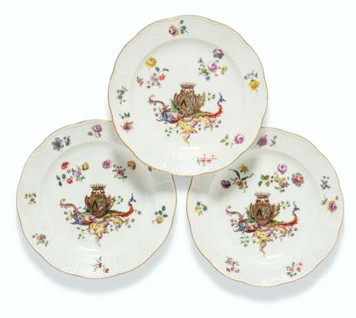 THREE MEISSEN PORCELAIN ARMORIAL PLATES - Foto 1