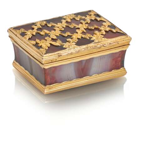 A GEORGE III GOLD-MOUNTED HARDSTONE PATCH-BOX - фото 1