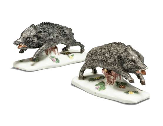 A PAIR OF H&#214;CHST PORCELAIN MODELS OF BOARS - фото 1