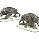 A PAIR OF H&#214;CHST PORCELAIN MODELS OF BOARS - Foto 1