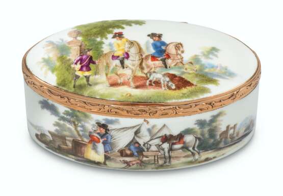 A GOLD-MOUNTED H&#214;CHST PORCELAIN OVAL SNUFF-BOX AND COVER - фото 1