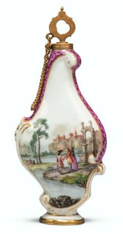 A GOLD-MOUNTED MEISSEN PORCELAIN SCENT-FLASK AND STOPPER - фото 1