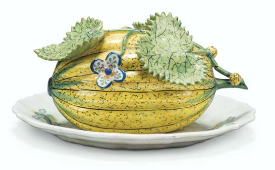 A BAYREUTH FAYENCE MELON-TUREEN, COVER AND FIXED STAND - Foto 1