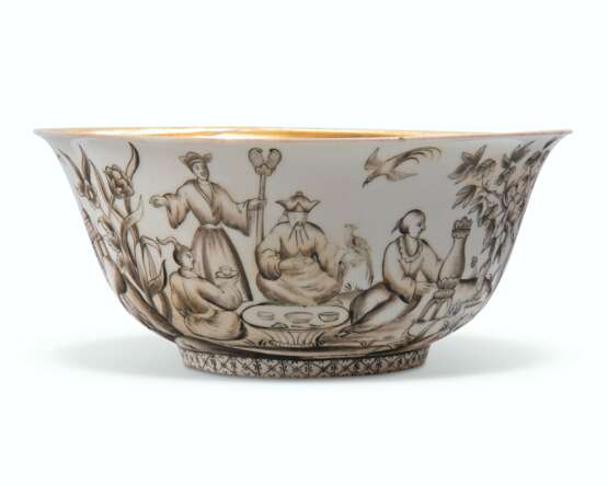 A MEISSEN PORCELAIN CHINOISERIE HAUSMALEREI WASTE-BOWL - photo 1