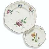 TWO CONTINENTAL FAYENCE HEXAFOIL DISHES - photo 1