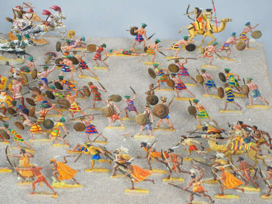 Diorama mit Zinnfiguren, Thema Ägypter im Kampf gegen Seevölker, fein handbemalt - photo 4