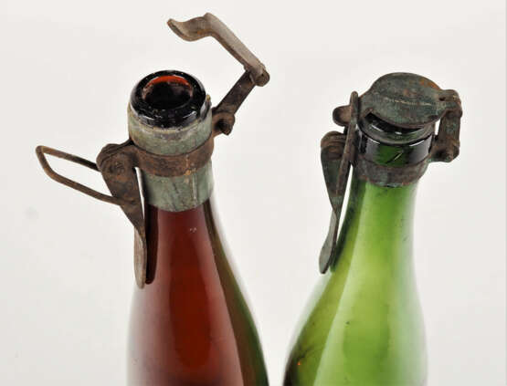 Zwei Flaschen mit Verschluss - photo 2
