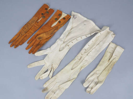 Konvolut antike Damenhandschuhe, feines Leder, 19. Jh. - фото 2