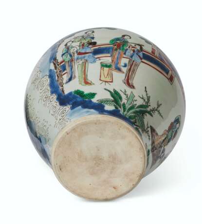 A WUCAI 'LADIES' JAR AND COVER - photo 3
