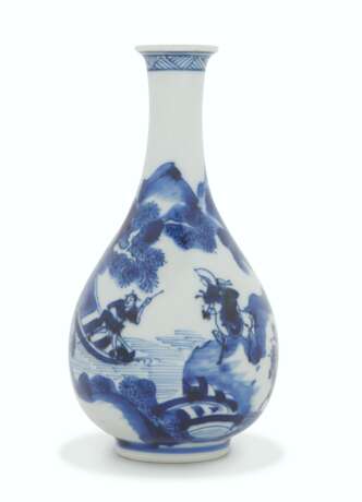 A BLUE AND WHITE PEAR-SHAPED VASE - photo 1