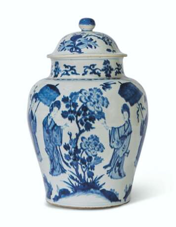 A BLUE AND WHITE 'LADIES' JAR AND COVER - фото 1