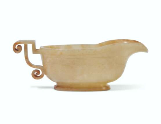 A CELADON JADE ARCHAISTIC POURING VESSEL, YI - фото 1
