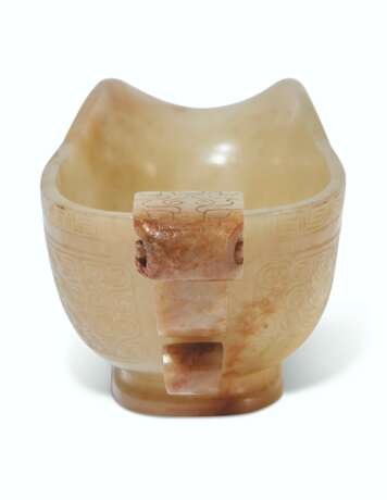 A CELADON JADE ARCHAISTIC POURING VESSEL, YI - фото 2