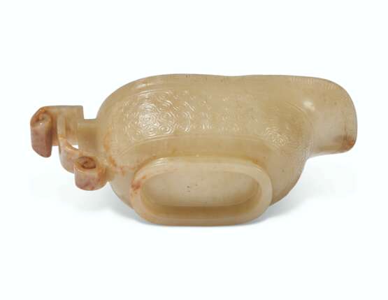 A CELADON JADE ARCHAISTIC POURING VESSEL, YI - фото 3