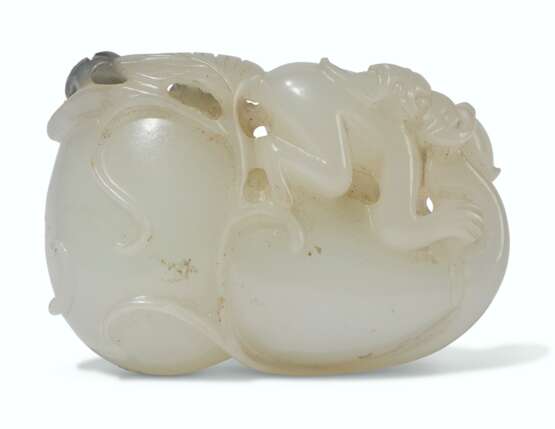 A WHITE JADE 'MONKEY AND GOURD' GROUP - Foto 2