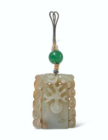 A CELADON AND RUSSET JADE 'FLAMING PEARL' PENDANT - фото 1