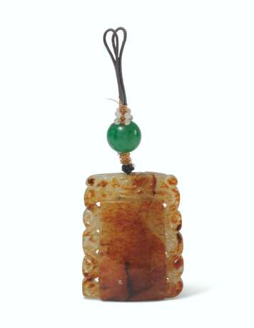 A CELADON AND RUSSET JADE 'FLAMING PEARL' PENDANT - Foto 2