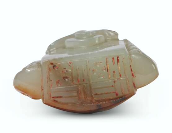 A CELADON AND RUSSET JADE 'FLAMING PEARL' PENDANT - photo 3