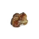 A RUSSET-BROWN JADE LION-SHAPED TOGGLE - фото 1